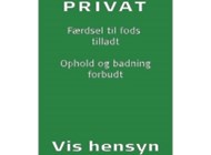 P8 Privat - Færdsel til fods tilladt - Ophold og badning forbudt - Vis hensyn