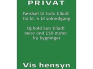 P9 Privat - Færdsel til fods tilladt fra kl. 6 til solnedgang - Ophold kun tilladt mere end 150 meter fra bygninger - Vis hensyn